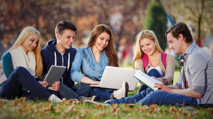 How to Dress to Impress in College
