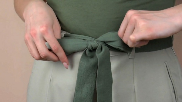 How to tie a bow on a dress