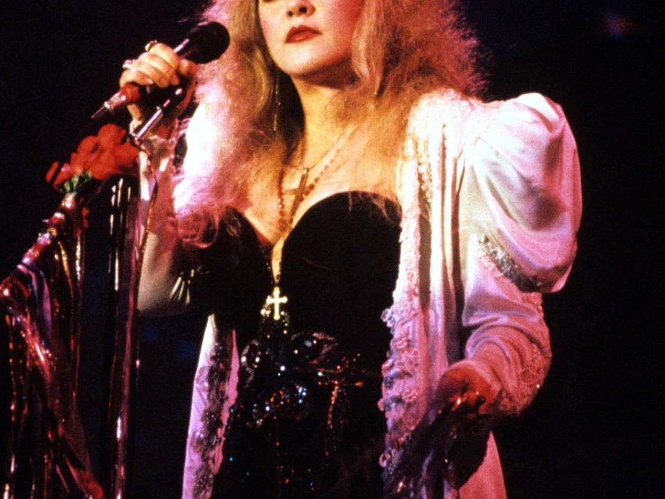 Stevie Nicks Iconic Outfits: A Style Guide