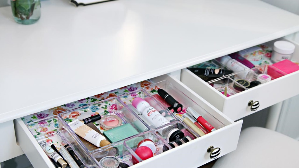 How do you organize a makeup event?